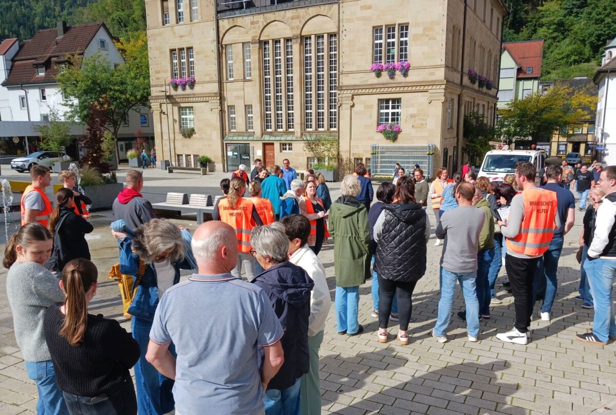 Nach Auslösen des Brandalarms versammeln sich die Mitarbeiterinnen und Mitarbeiter aus dem Rathaus beim Fontänenfeld. Fotos: him