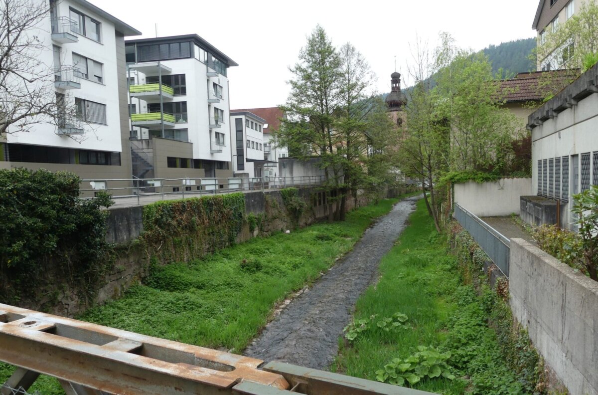 Am Brestenberg werden die Garagen im Hintergrund abgebrochen und ein  kleiner Platz soll entstehen. Foto: him