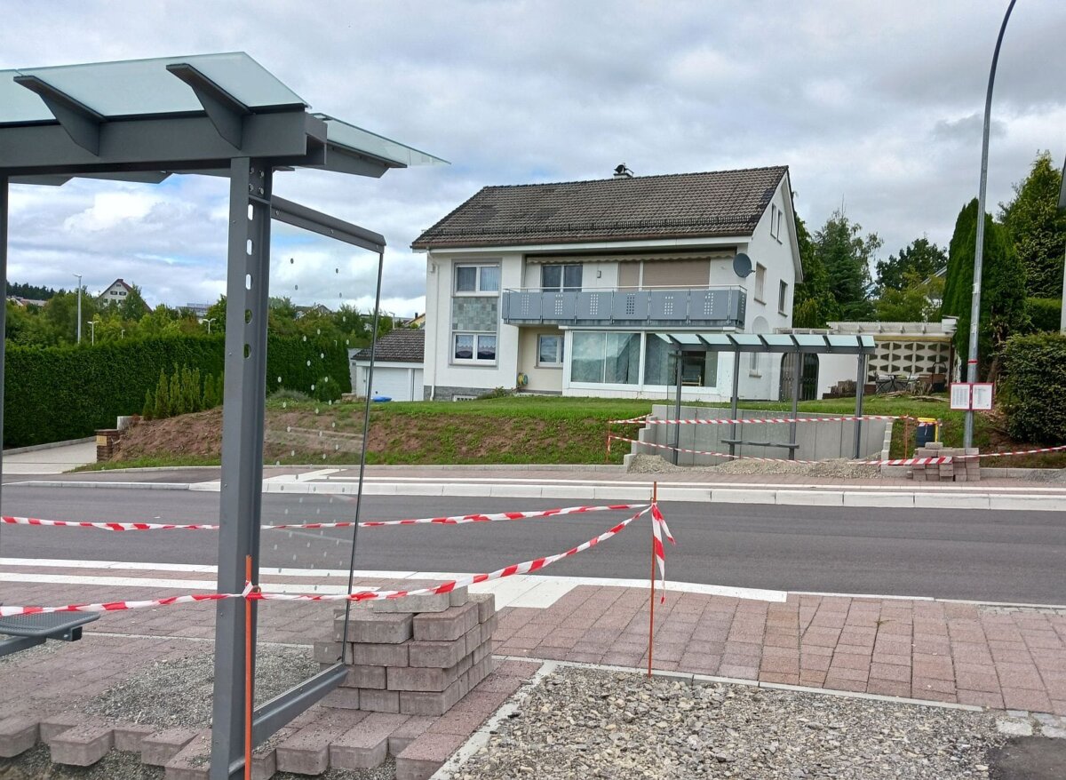 Die Buswartehäuschen stehen. Foto: him