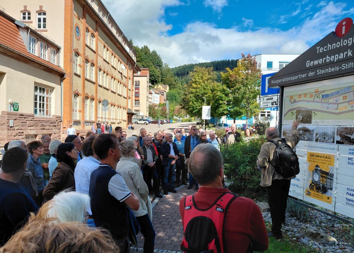Stadtarchivar Carsten Kohlmann berichtete auch anhand von Fotos über die Geschichte der H.A.U. Foto: DK