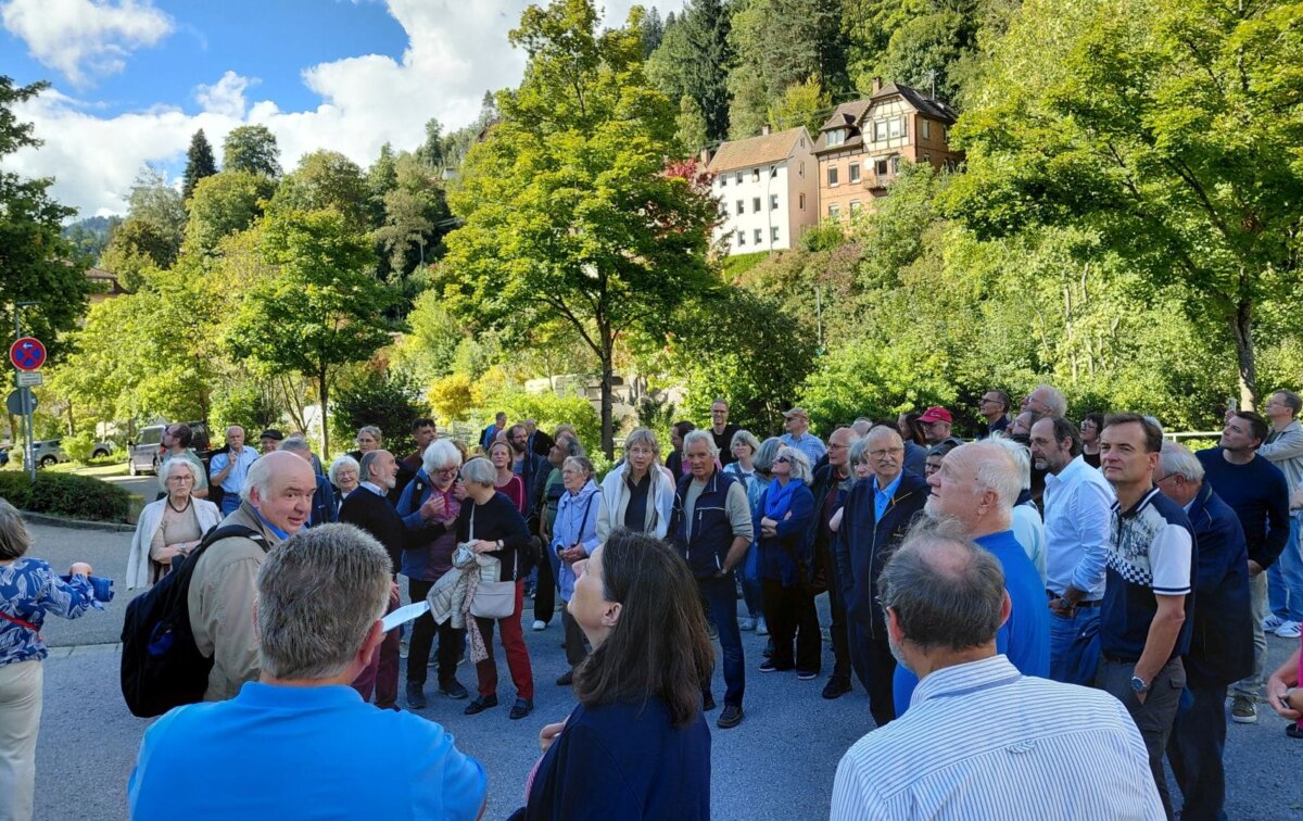 Carsten Kohlmann (links mit Rucksack) bei der Führung im H.A.U.-Gelände Foto: DK