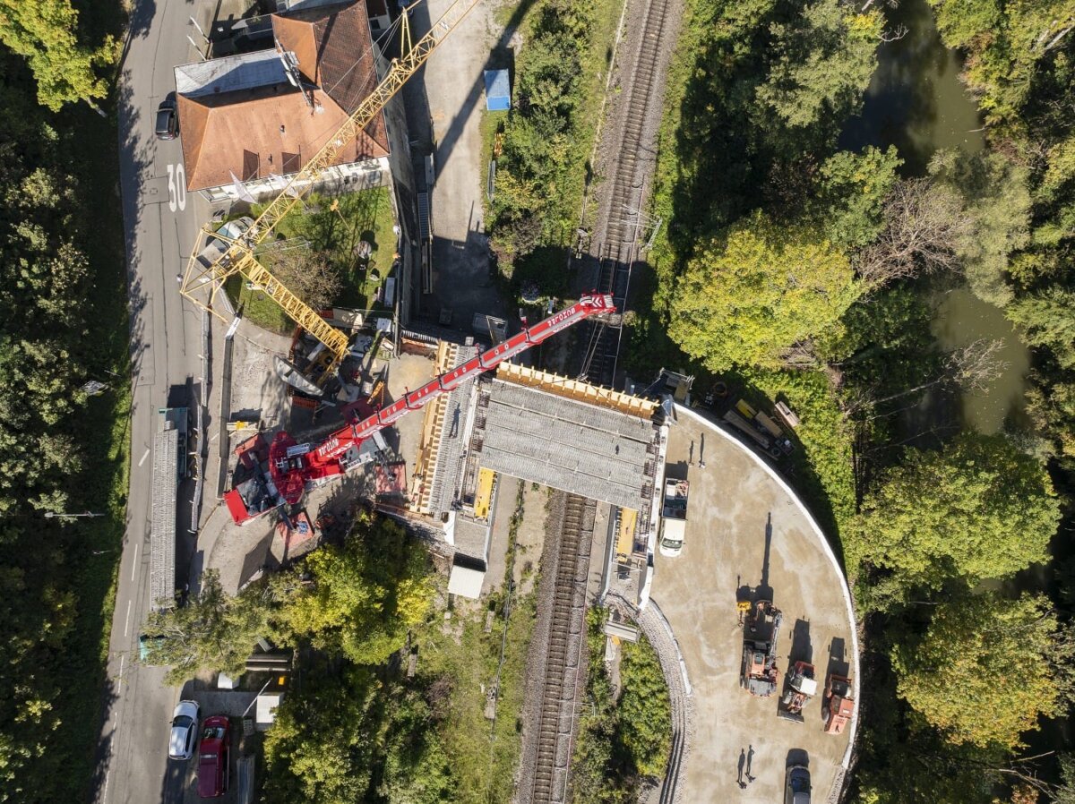 Aufwändiger Brückenschlag im Neckartal: Mit einem Spezialkran wurden am Wochenende tonnenschwere Brückenbauteile für die neue Duttenhofer-Brücke im Rottweiler Neckartal eingesetzt (Foto: Stadt Rottweil / Ralf Graner).