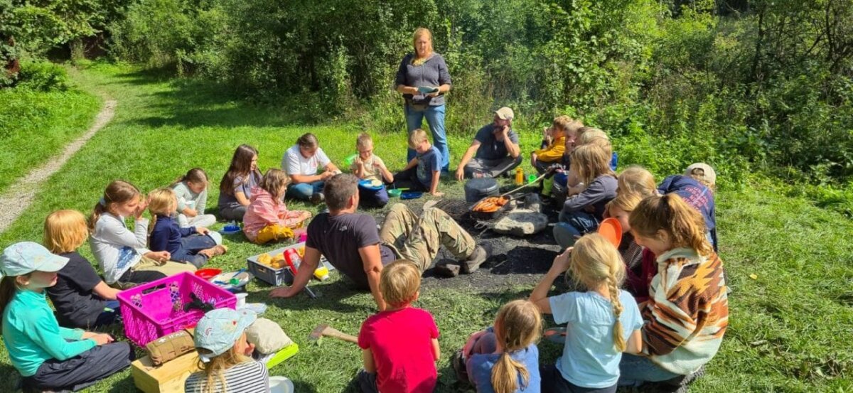 Entspanntes Würstchen grillen im Wald. Foto: VHS