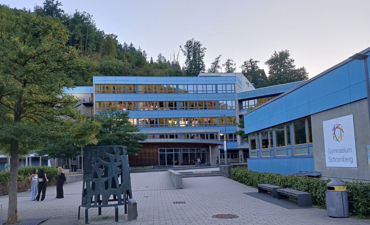 Fass ohne Boden. Das Schramberger Gymnasium im Abendlicht. Foto: him