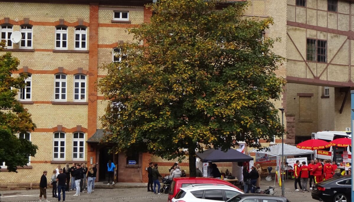 Beim Tag der offenen Tür vor dem Haus der Vereine herrschte reger Betrieb. Foto: rim