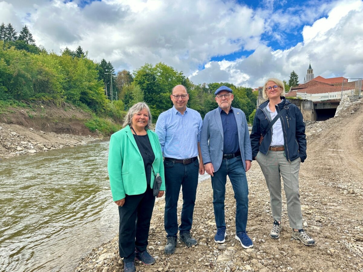 Verkehrsminister Winfried Hermann (Dritter von links) macht sich vor Ort ein Bild von den Arbeiten für die Landesgartenschau Rottweil im Jahr 2028. Das Foto zeigt ihn auf der Baustelle am Neckar mit (von links) der Landtagsabgeordneten Martina Braun (Bündnis90/Die Grünen), Oberbürgermeister Dr. Christian Ruf und der Geschäftsführerin der Landesgartenschau Rottweil gGmbH, Annette Stoll-Zeitler (Foto: Stadt Rottweil / Hermann).