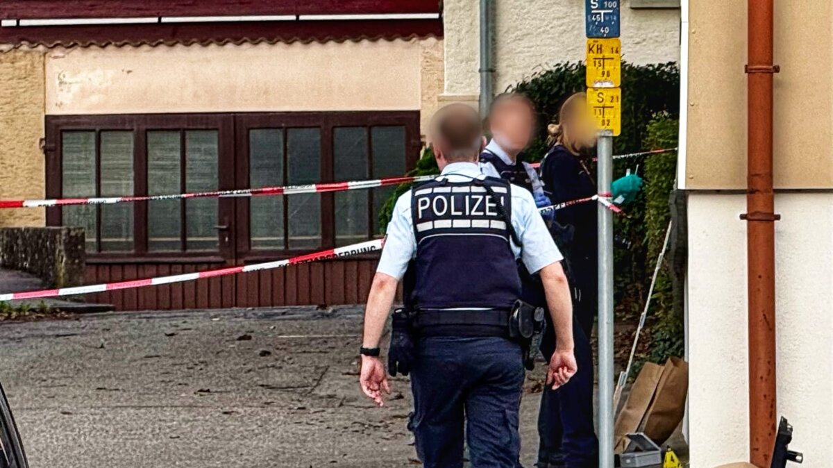 Polizeibeamte am Tatort in Oberndorf. Foto: Peter Arnegger