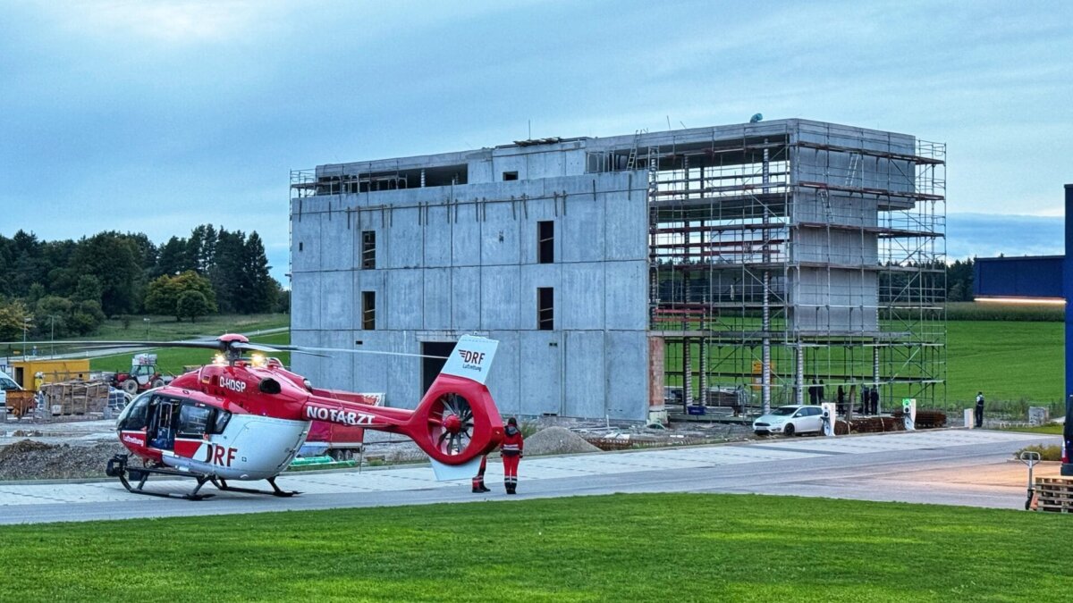 Christoph 11, ein Rettungshubschrauber der Deutschen Luftrettung, ist in Zimmern zur Versorgung eines gestürzten Bauarbeiters gelandet. Foto: Peter Arnegger