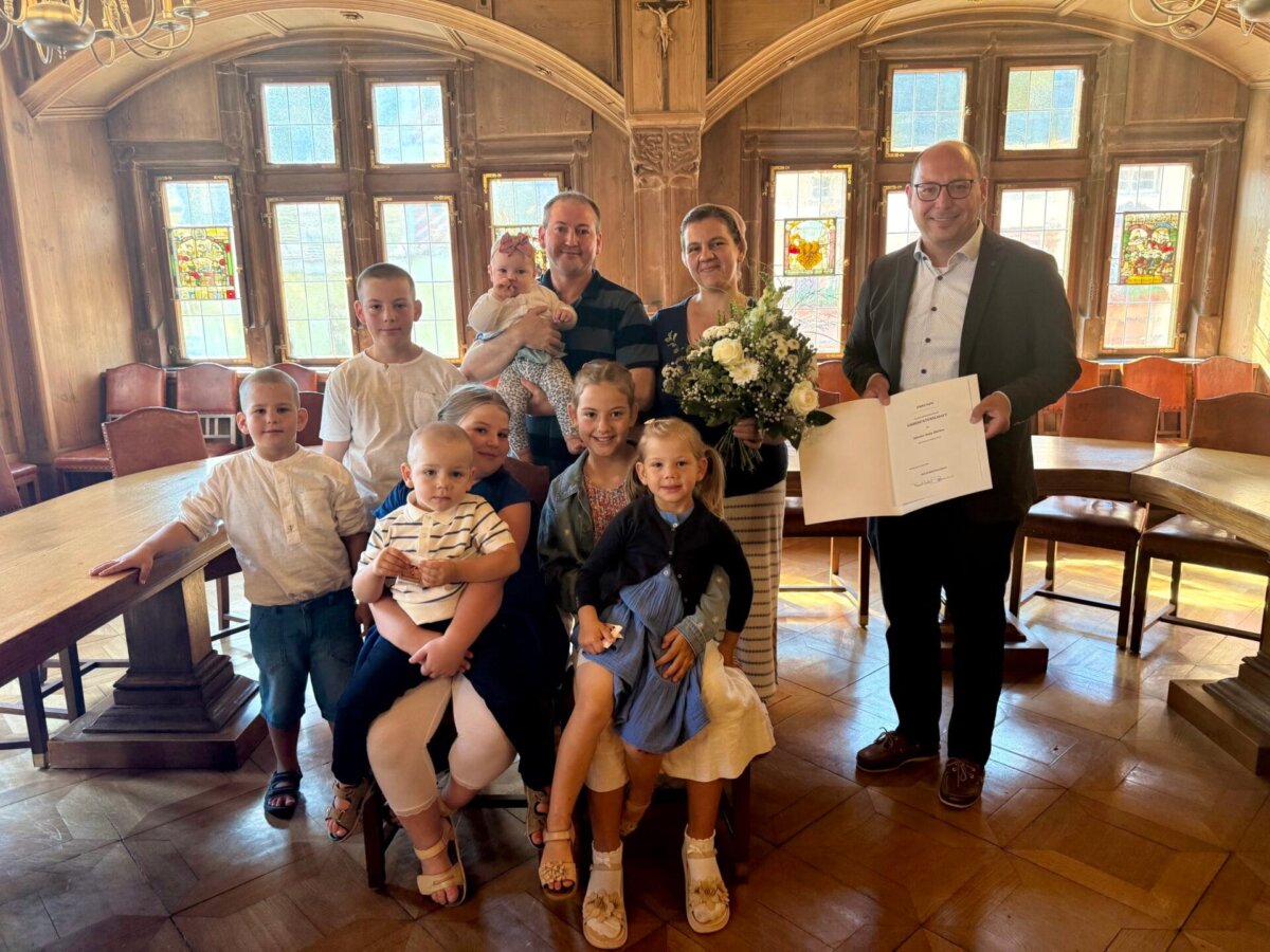 Die Familie Burkov nahm die Auszeichnung laut Stadtverwaltung mit großer Freude entgegen und zeigte sich dankbar für die besondere Anerkennung (Foto: Stadt Rottweil / Schmidt).