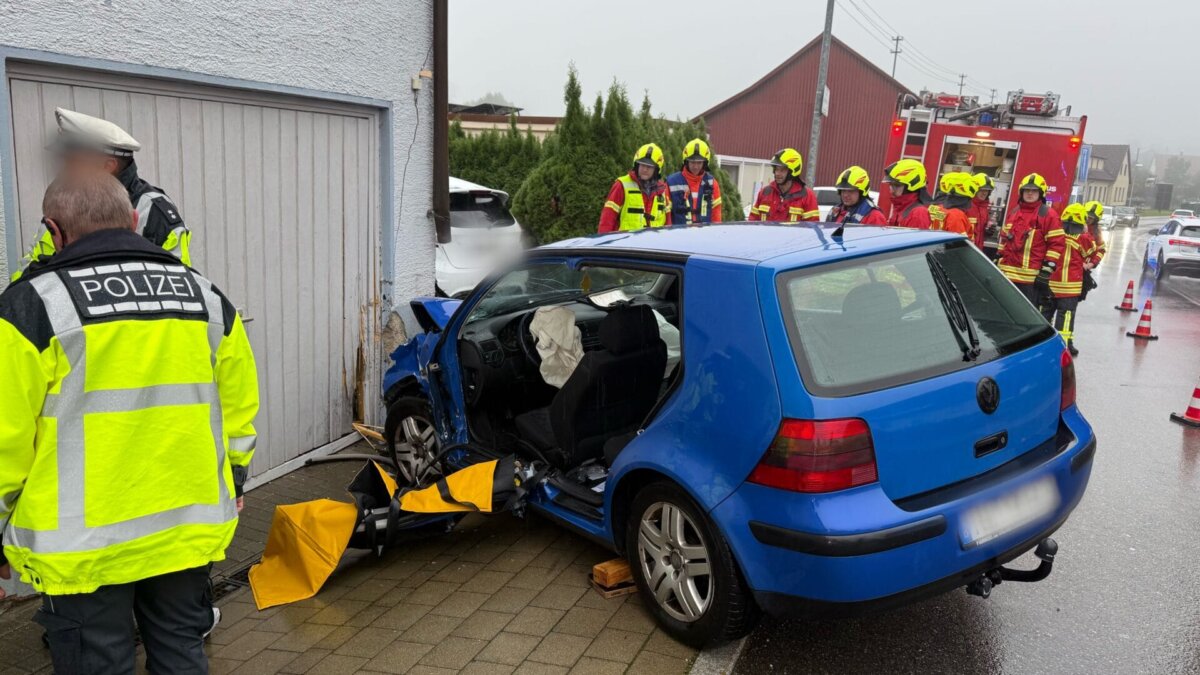 Golf fährt in eine Hauswand: Unfall am Montagmorgen in Deilingen. Foto: Peter Arnegger