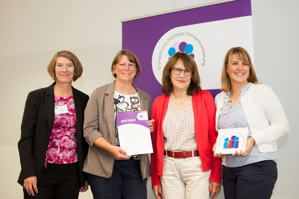 Verleihung des Gütesiegels in Berlin, unser Bild zeigt von links: Annette Klede, Leiterin des Instituts für Qualitätsentwicklung und Gütesiegel in Kirche und Diakonie,
Anja Telin, BruderhausDiakonie,
Katharina Loerbroks, Auditorin,
Kirsten Heinzelmann, BruderhausDiakonie. Foto: Diakonie/Mascha Lohe