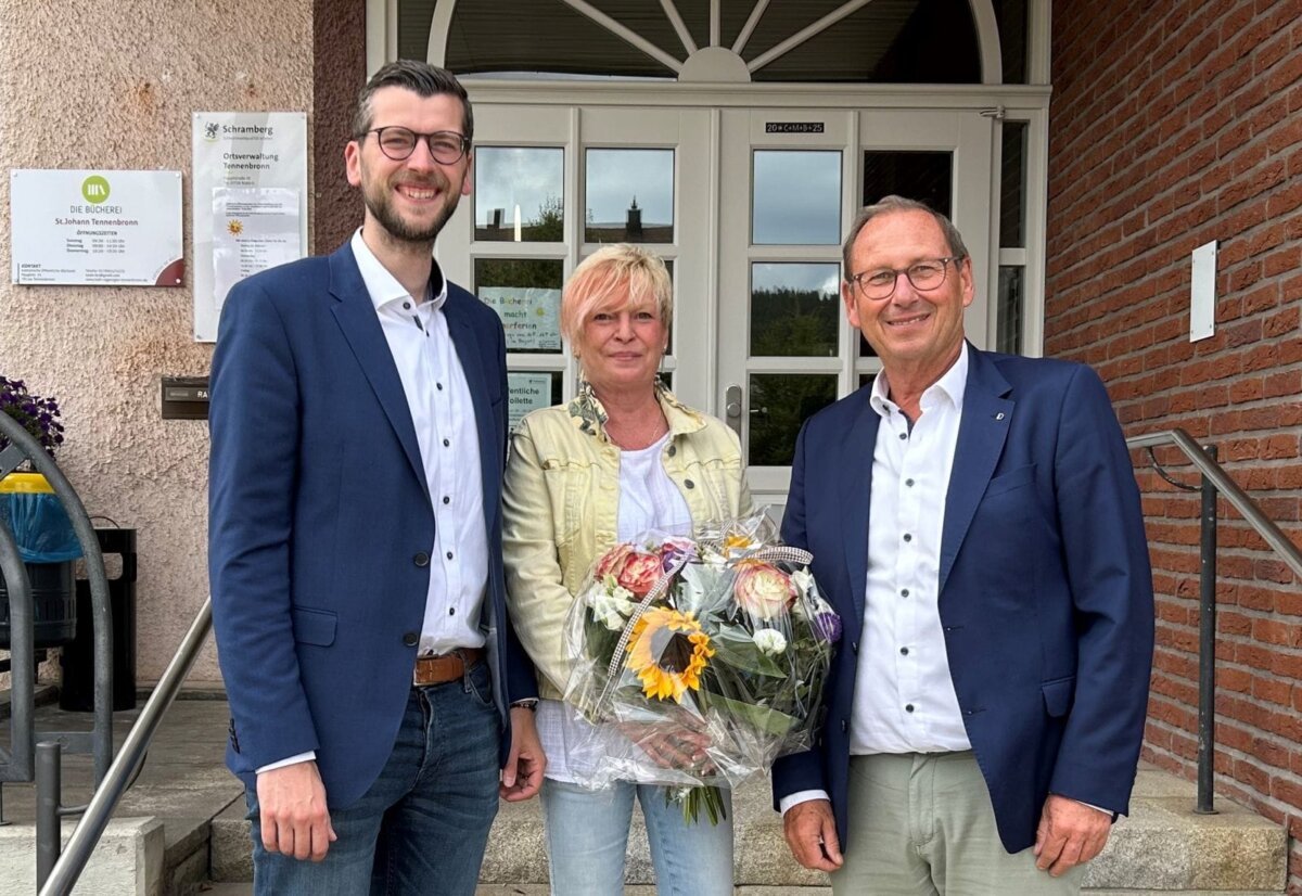 Fachbereichsleiter Christian Birkle (links) und Ortsvorsteher Manfred Moosmann gratulieren Helga Wölk zum Jubiläum. Foto: pm