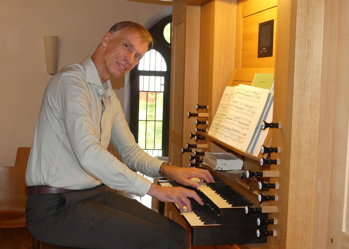 Der neue Kantor der evangelischen Gesamtkirchengemeinde Schramberg-Lauterbach Jan-Piet Knijff an seinem neuen Arbeitsplatz Foto: him