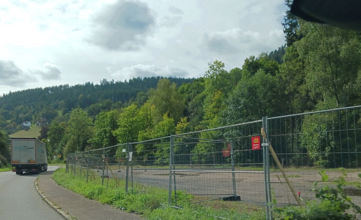 Ein Bauzaun umschließt das frühere "Mattgelände" seit einigen Tagen. Foto: him