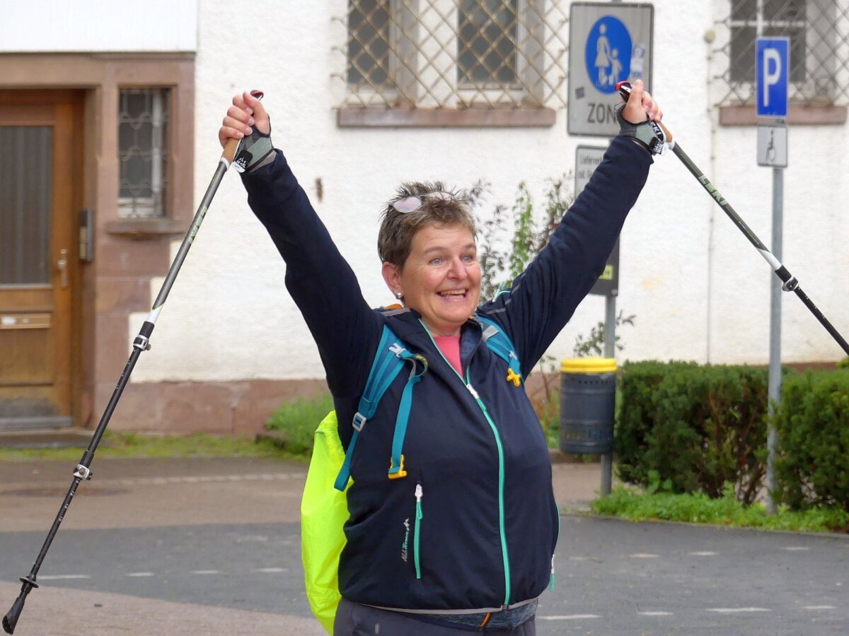 Sie hat es geschafft. Glücklich im Ziel nach 83 Kilometern. Foto: him