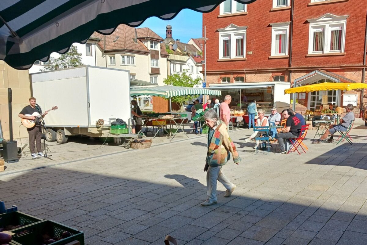 Musikalische Unterhaltung auf dem Wochenmarkt. Samuel Bantle mit seiner Gitarre. Foto: him