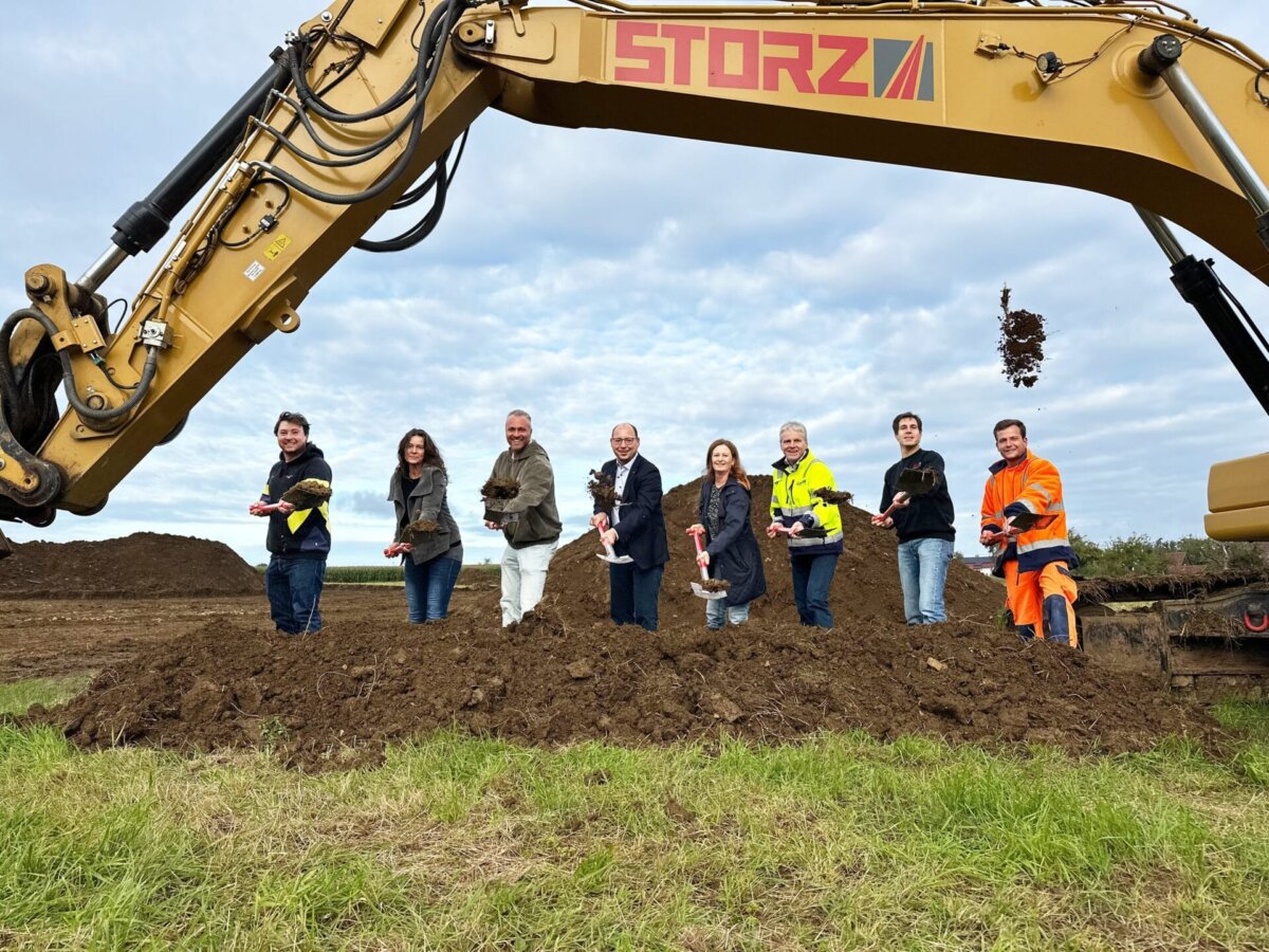 Symbolischer Spatenstich für das Baugebiet „Immengärtle“ in Zepfenhan (von links): Daniel Haaser (Abteilung Tiefbau), Ulrike Ambacher (Abteilung Stadtplanung), Jens Faras (Ingenieurbüro), Oberbürgermeister Dr. Christian Ruf, Ortsvorsteherin Michaela Oettle, Florian Haag von der Energieversorgung Rottweil (ENRW), Marcus Eckert (Oberbauleiter Firma Storz) und Leon Hirmann, Polier Firma Storz (Foto: Stadt Rottweil / Hermann).