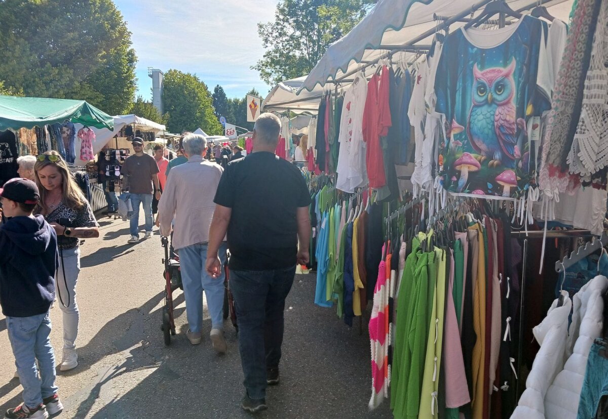Viel Betrieb
beim diesjährigen Zwetschgenmarkt in Heiligenbronn. Fotos: him