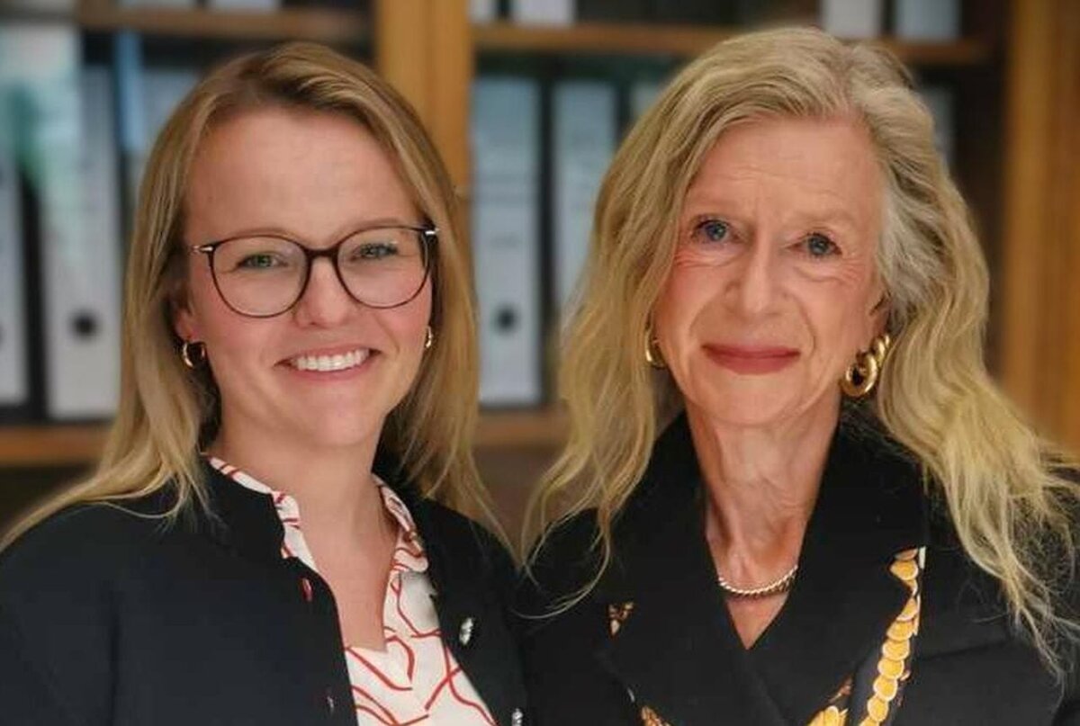 Pia Decker (links) folgt Ulrike Dörr als stellvertretende Schulleiterin am Albertus-Magnus-Gymnasium. Foto: AMG