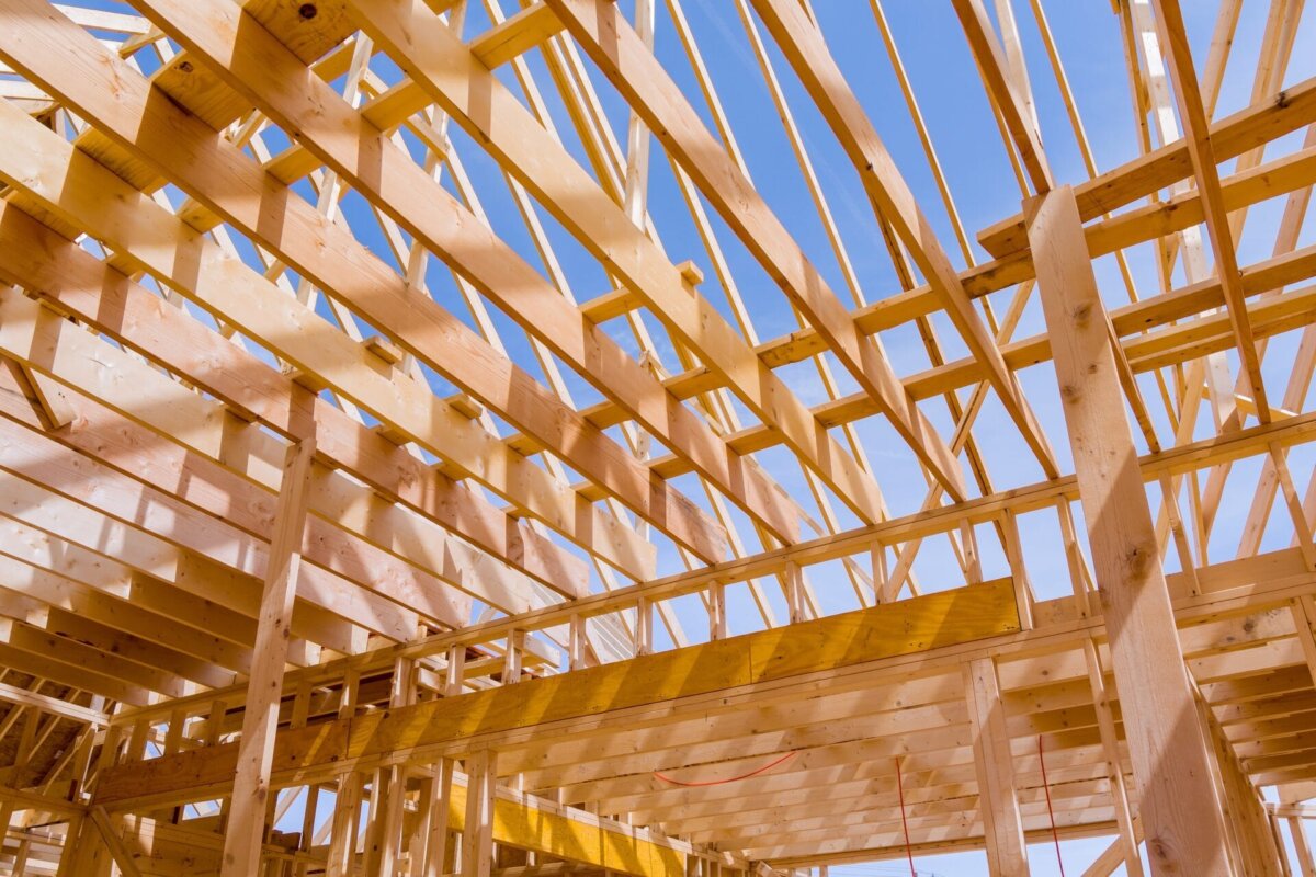 Baudetails - Einbau des Dachgeschosssystems. Symbol-Foto: Shutterstock