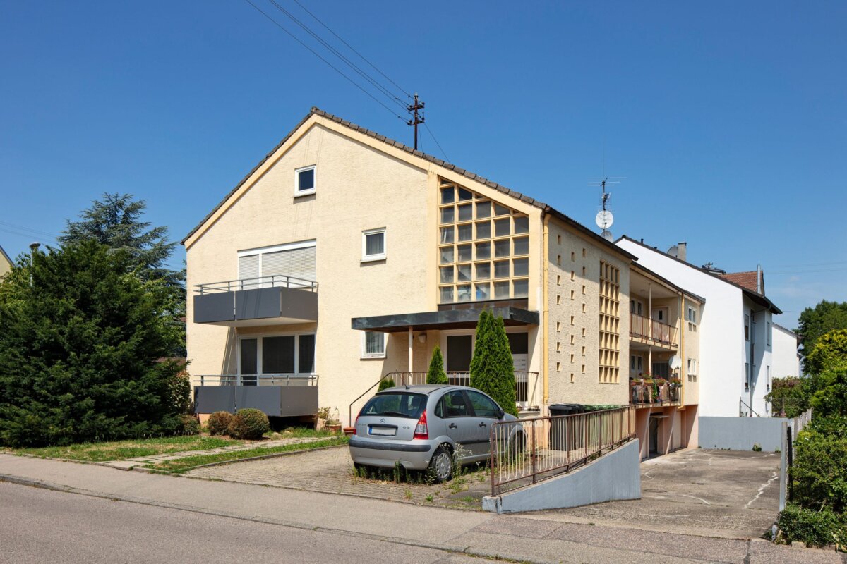 Typisches Wohnhaus der 1960er-Jahre: Solide und großzügig gebaut, aber sanierungsbedürftig. (Foto: Bausparkasse Schwäbisch Hall/Scheyhing)