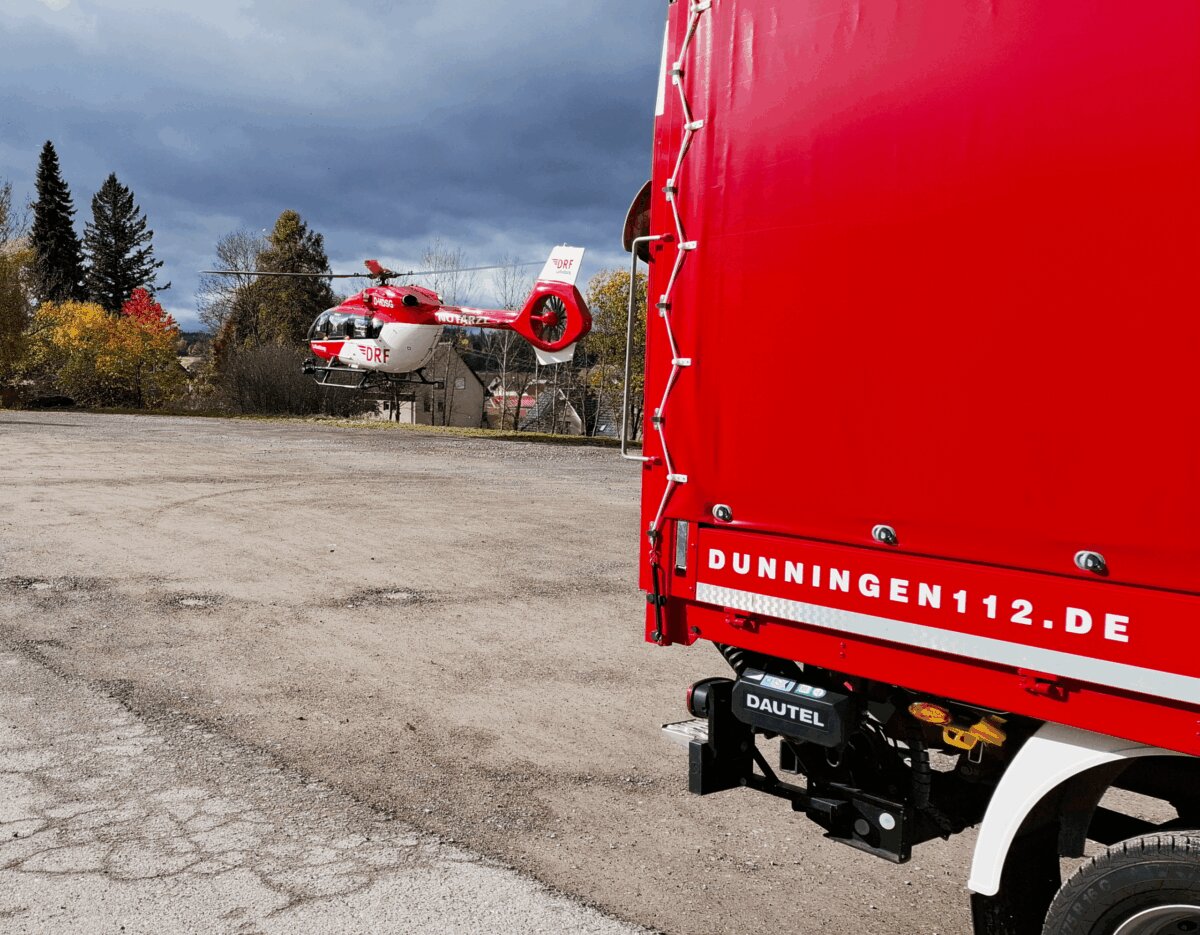 Rettungshubschrauber in Dunningen. Unterstützt von der Feuerwehr. Foto: Ralf Hemminger