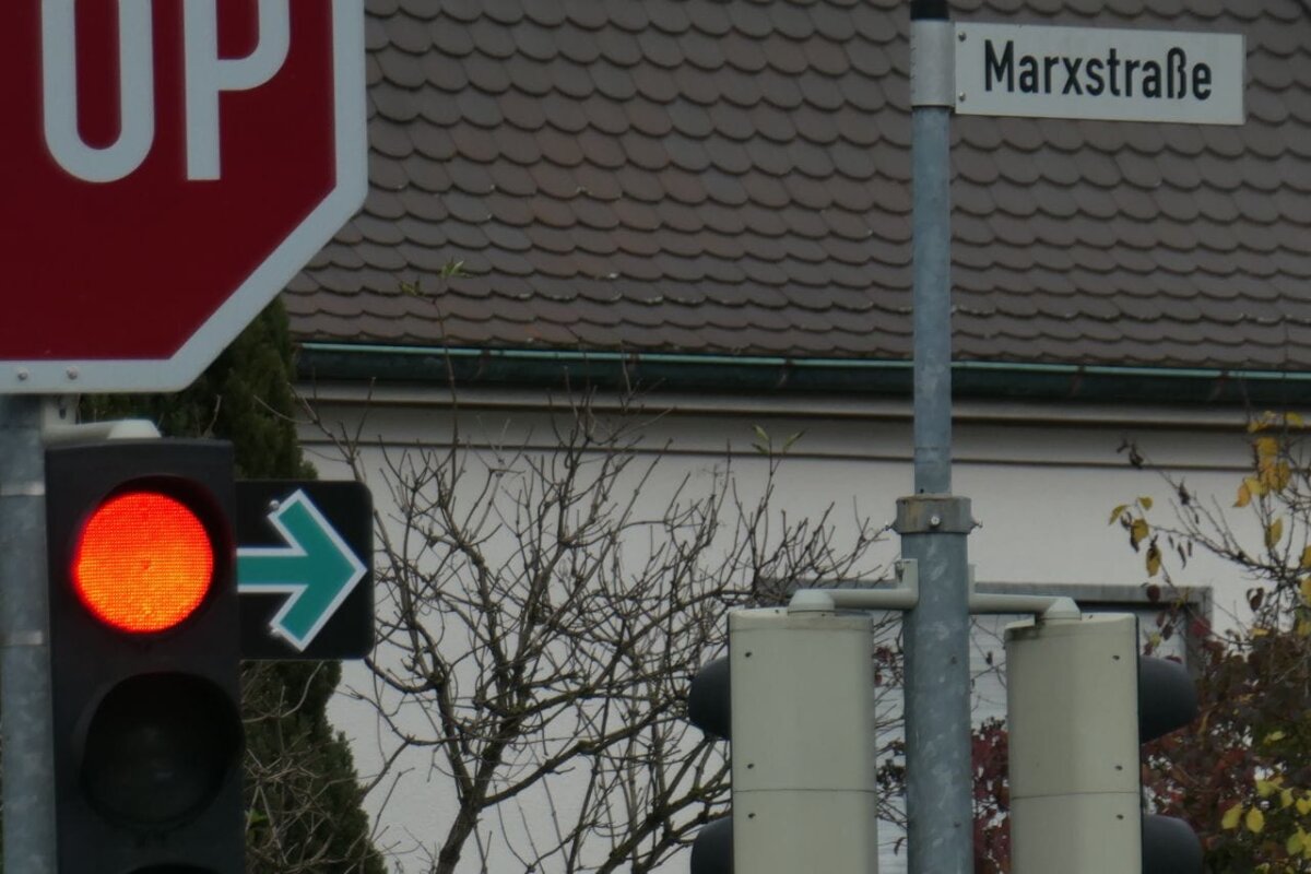 Die Umstellung auf Bedarfsampeln und die häufigere Verwendung des Grünpfeilschilds, wie hier am „AOK-Eck“, regt Hans-Peter Alf im Namen der CDU-Stadtratsfraktion an, um den Verkehrsfluss zu verbessern.
Foto: Martin Baumgartner