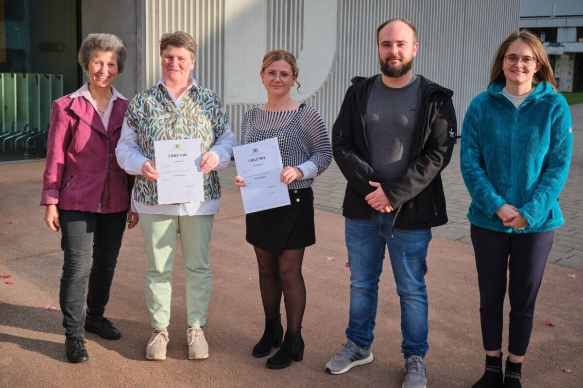 Der Berufsabschluss eröffnet neue Perspektiven bei Arbeitsplatz und Bezahlung. Unser Foto zeigt von links Ausbildungsberaterin Birgit Schwarzmeier, Claudia Kopf,  Ioana Romosan aus Horb, Denny Imhof und Lea Bax.Foto: Mirko Bischler