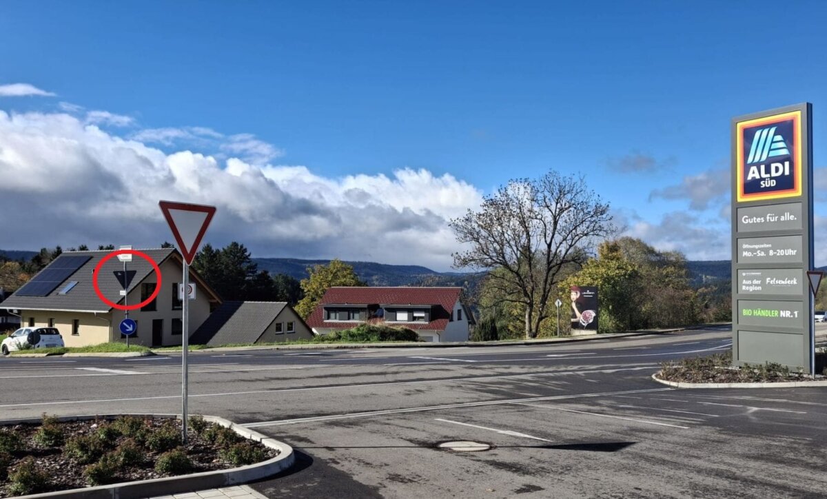 Wer vom Parkplatz bei Aldi in Sulgen auf die Schramberger Straße fährt, muss warten.  Die Vorfahrt-gewähren-Schilder bedeuten aber, dass man gegenüber den Linksabbiegern von der David-Deiber-Straße her Vorfahrt hätte. Da auch die David-Deiber-Straße ein Vorfahrt- beachten-Schild ( Kreis) hat, muss der Linksabbieger von dort auf den vom Parkplatz kommenden warten. So war es aber nicht gemeint. Foto: privat