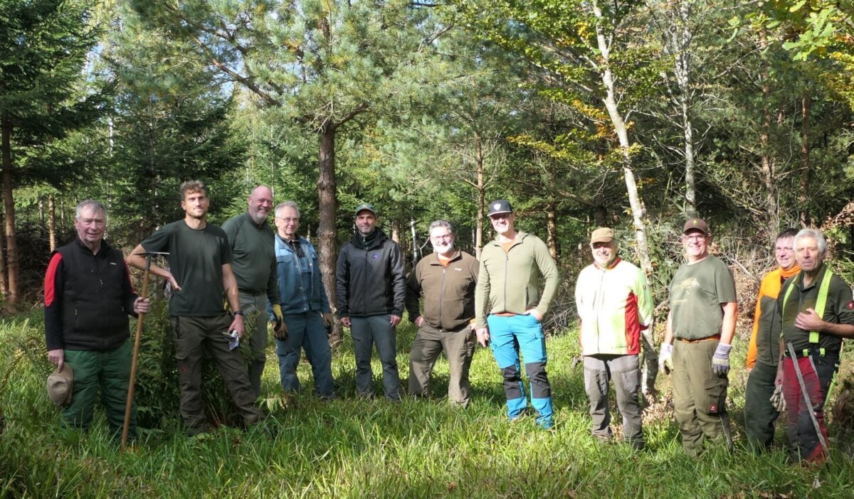 Die Ehrenamtlichen beim Einsatz für das Auerhuhn, zweiter von links Forstrevierleiter Philipp Schmieder, fünfter von rechts Bürgermeister Bernd Heinzelmann. Foto: Benjamin Häring