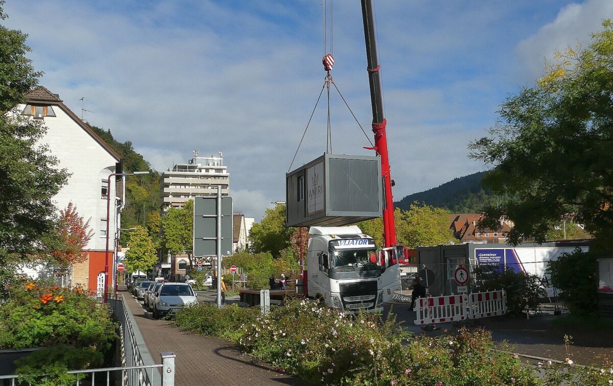 Die ersten Container schweben  auf den früheren Lehrerparkplatz ein. Foto: him
