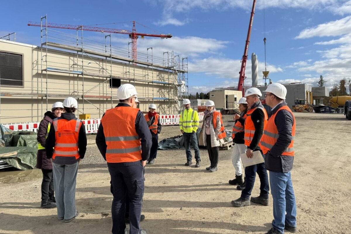 Fabio Tedesco (Zweiter von rechts) vom Amt Vermögen und Bau erklärt der Begleitgruppe und Mitgliedern des Gemeinderats mit OB Dr. Christian Ruf (rechts) an der Spitze die JVA-Baustelle. Auch die neue Leiterin, Stefanie Hörter (links), informierte die Gruppe vor Ort über den künftigen Justizbetrieb auf dem Esch (Foto: Stadt Rottweil / Bossert).