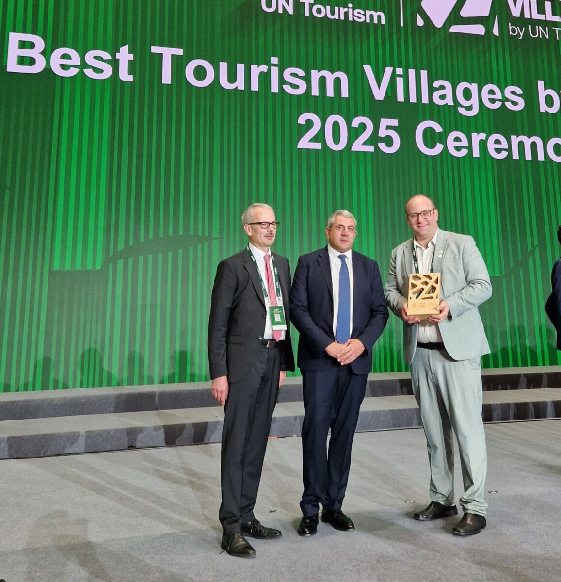 Bürgermeister Thomas Haas (links) und Tourismusmanager Christian Jäckels (rechts) bei der Preisverleihung in China. Foto: pm