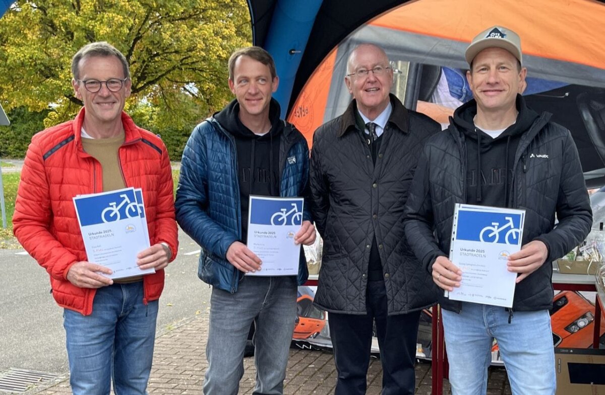 Beste Einzelradler: Georg Springindschmitten (rechts), Martin Funk (links neben Herrn Dr. Michel) und Klaus Pfaff (links). Foto: Landkreis Rottweil, Andi Schmider