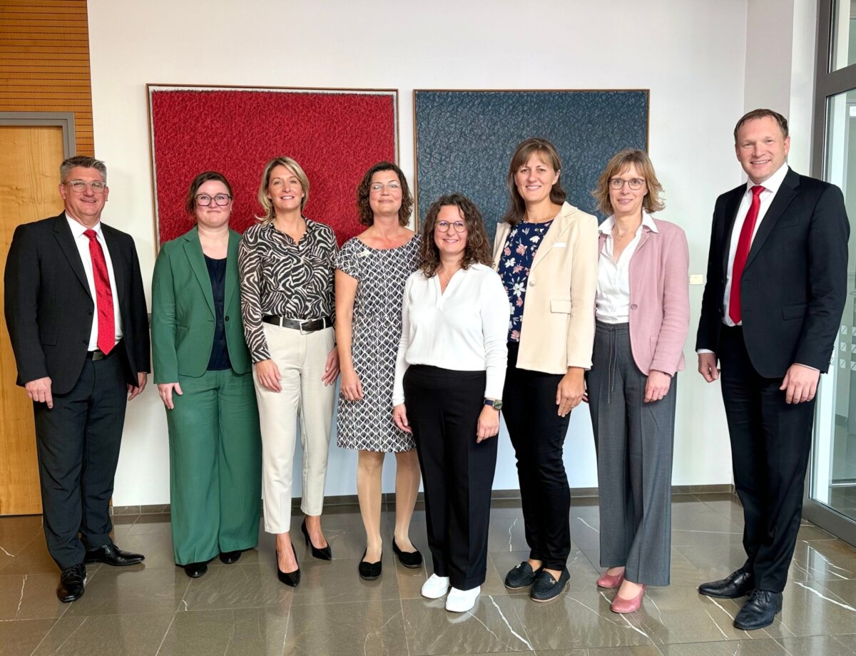 40 Jahre im öffentlichen Dienst. Unser Bild zeigt (von links) Christian Kinzel (Vorstandsvorsitzender), Miriam Baur, Claudia Schäfer, Sabrina Schwarz, Andrea Link, Nelli Luft, Diana Humm und Daniel Rühle (Vorstandsmitglied). Foto: KSK