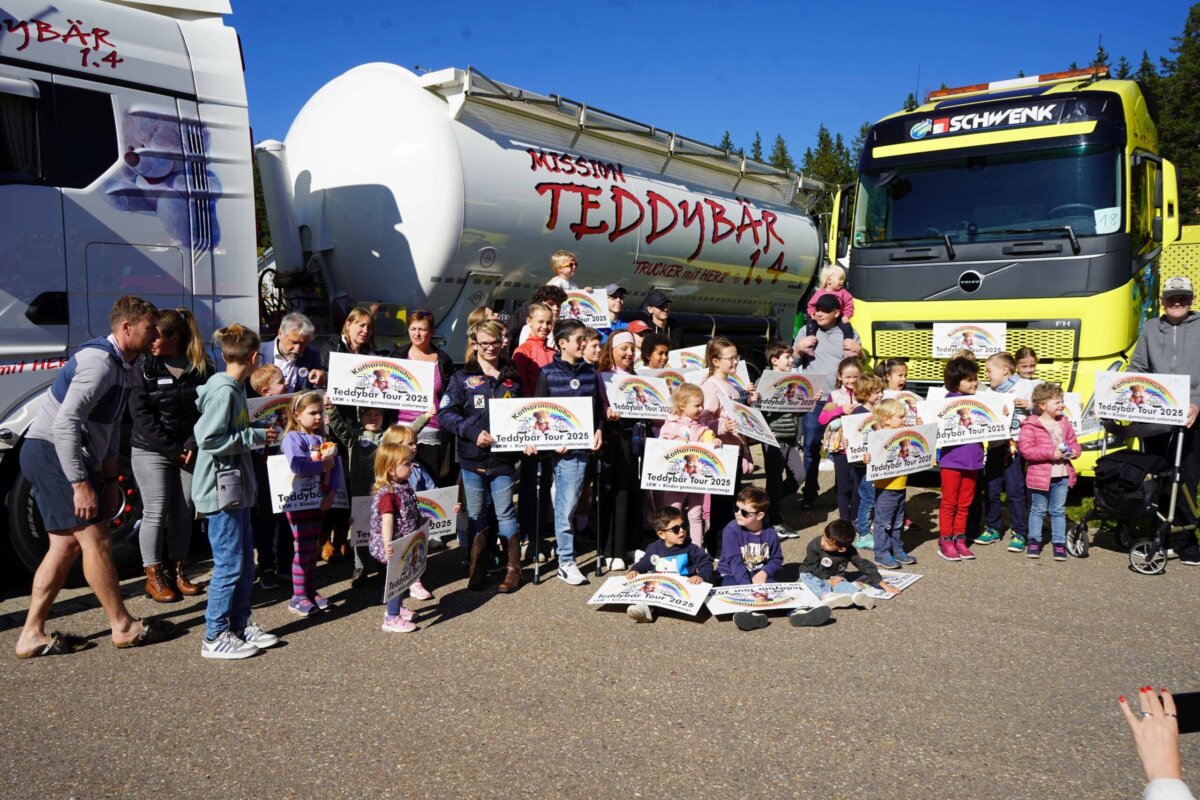 In drei Gruppen machten sich 69 Lkw mit 74 jungen Passagieren auf die sechste Teddybär-Tour über Triberg und St. Georgen. Alle waren begeistert. Mit dabei war dieses Mal auch der einzige Teddybär-Truck der Welt aus Österreich (im Hintergrund). Foto: Stefan Heimpel