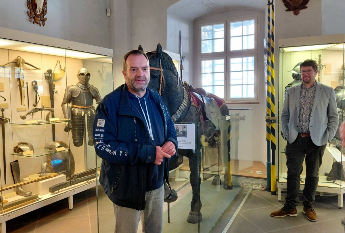 Cajetan Schaub in der Rüstkammer des Schlosses Glatt. Rechts im Bild Kreisarchivar Johannes Waldschütz.  Foto: DK
