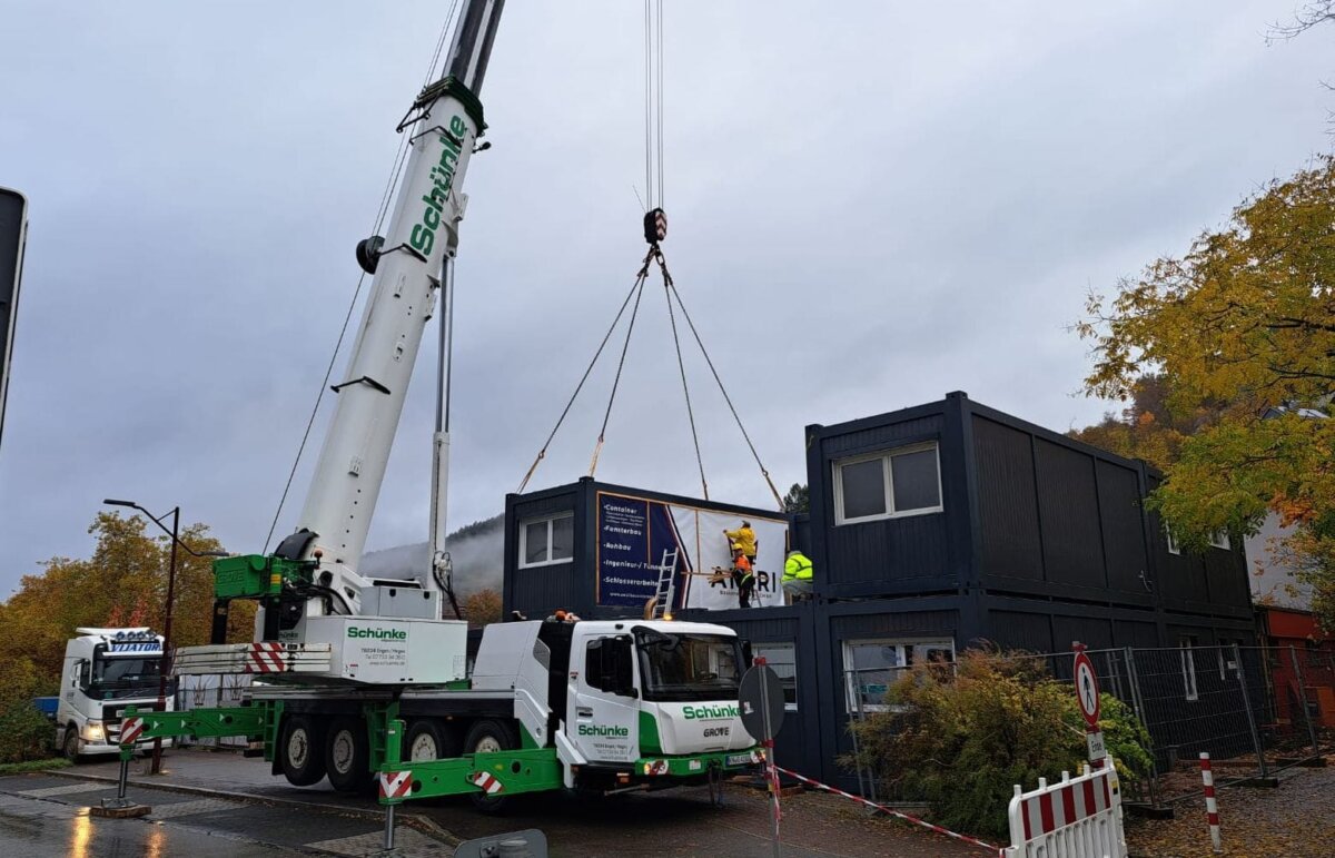 Die fehlenden Container sind angekommen und werden aufgesetzt. Foto: rem