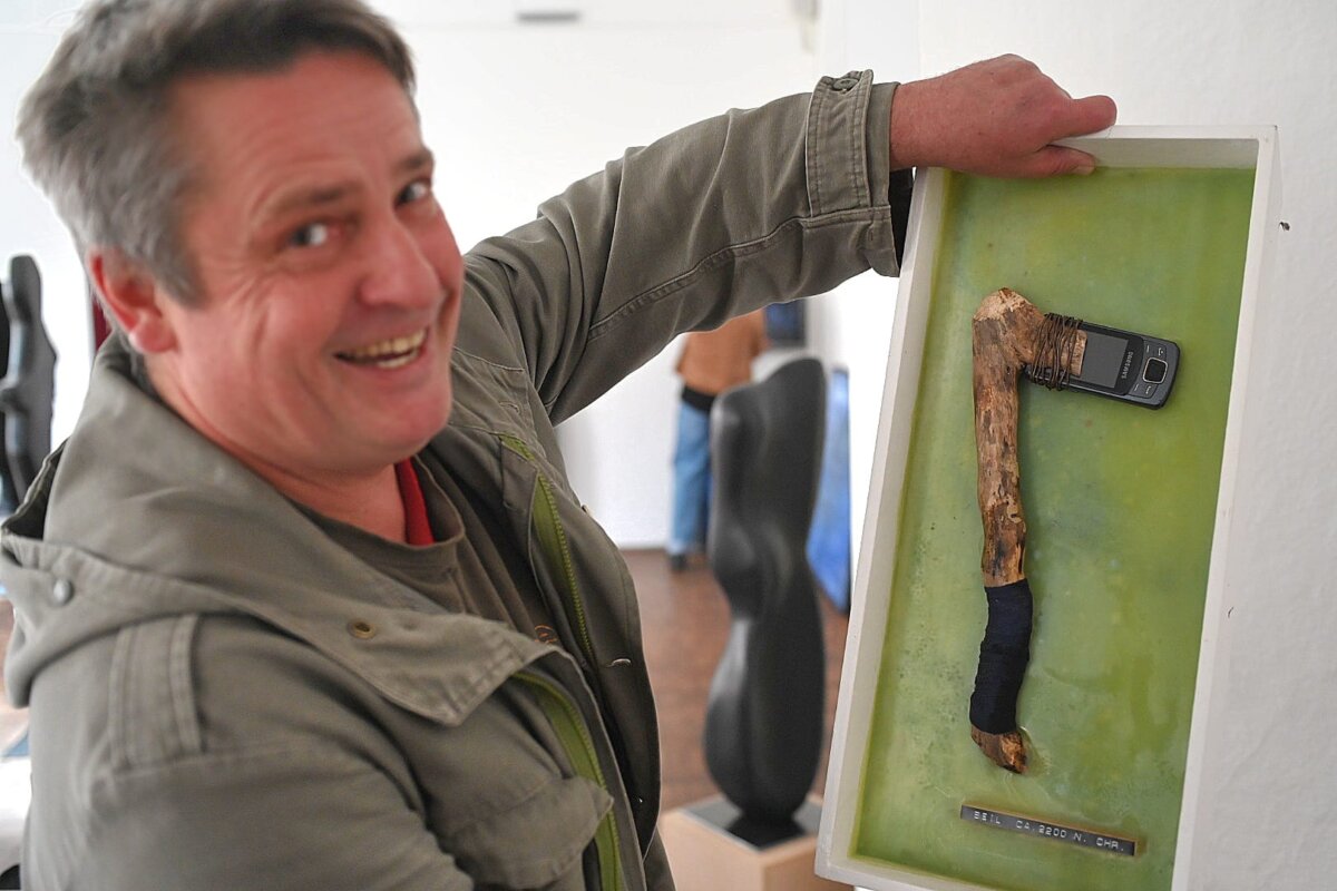 Einer von neun bei der Gruppenausstellung des Kunsttreff Dietingen in der Galerie etage2: Tom Grimm mit seiner Axt „ca. 2022 n. Chr.“ Mit einem Handy als Schneide. Foto: al