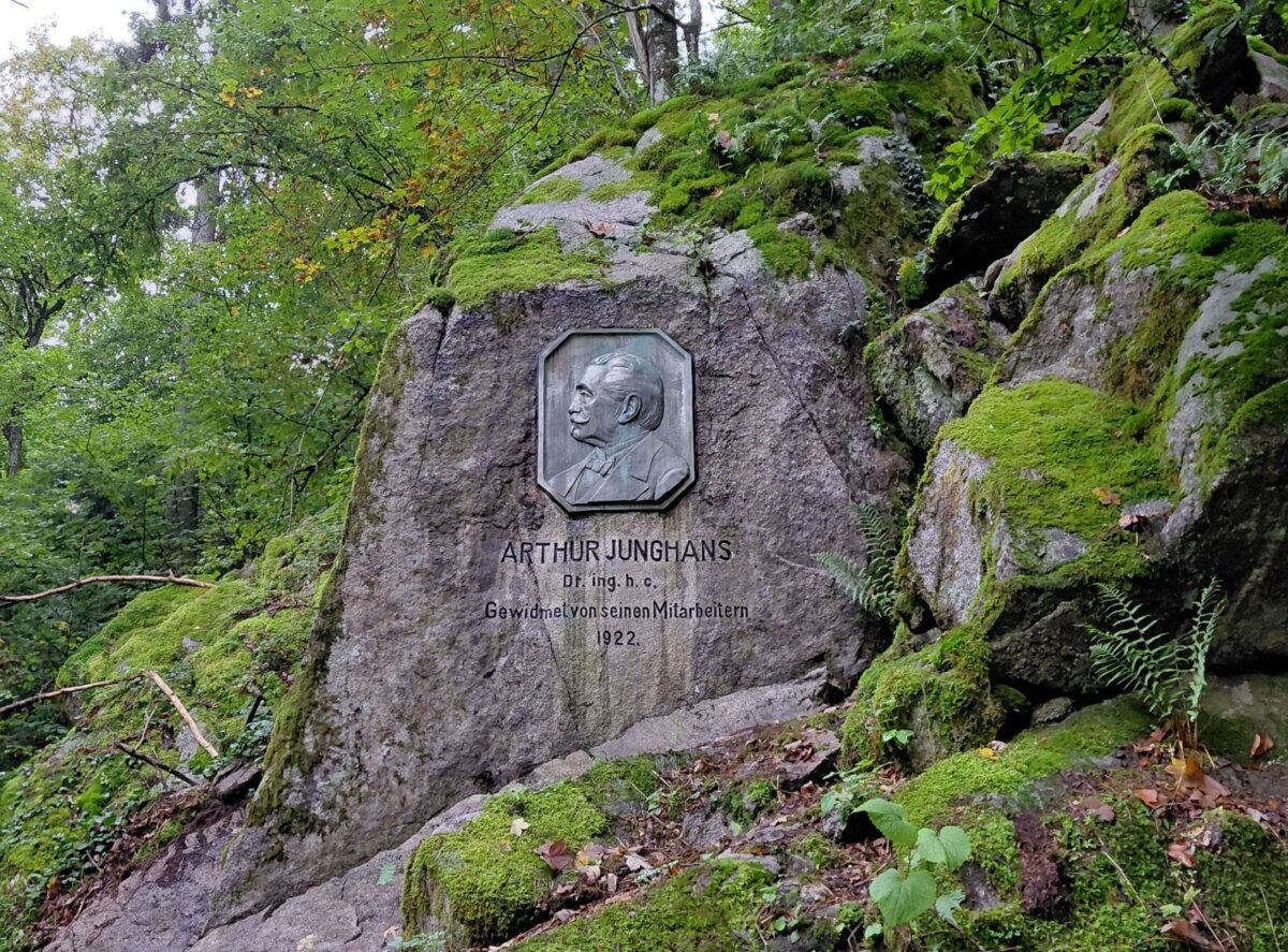 Gereinigt und Restauriert: Das Denkmal für Arthur Junghans im Lauterbachtal. Foto: DK