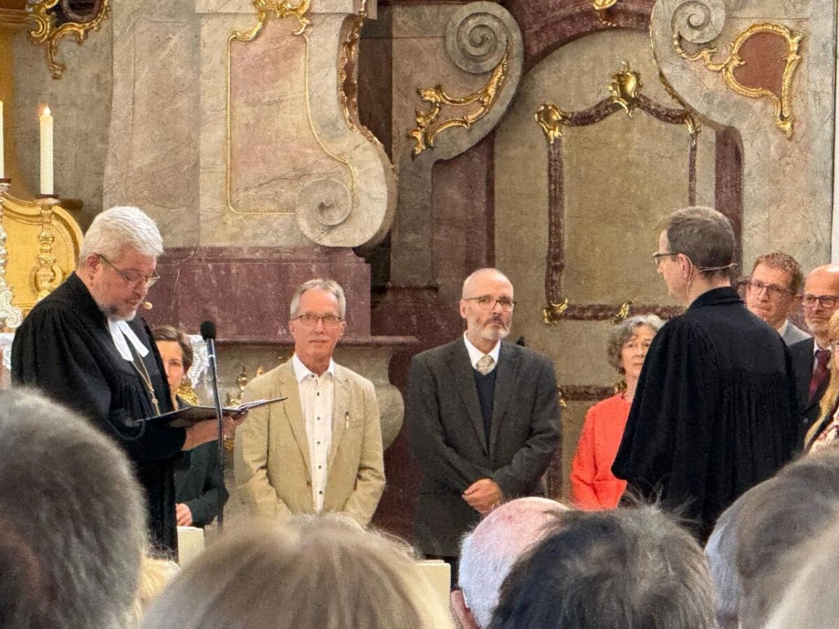 Prälat Markus Schoch (links) setzte Pfarrer Ulrich Dewitz (rechts) in sein Amt ein. Foto: Oliver Helmers