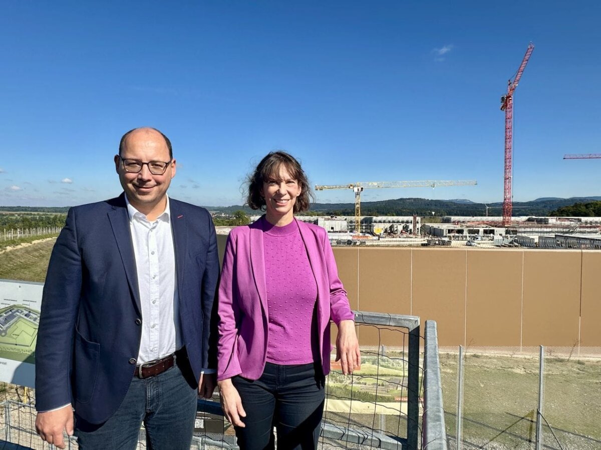 Treff am Infopunkt der Baustelle für die neue Justizvollzugsanstalt Rottweil auf dem Esch:  OB Dr. Christian Ruf und Leiterin Stefanie Hörter (Foto: Stadt Rottweil / Hermann).