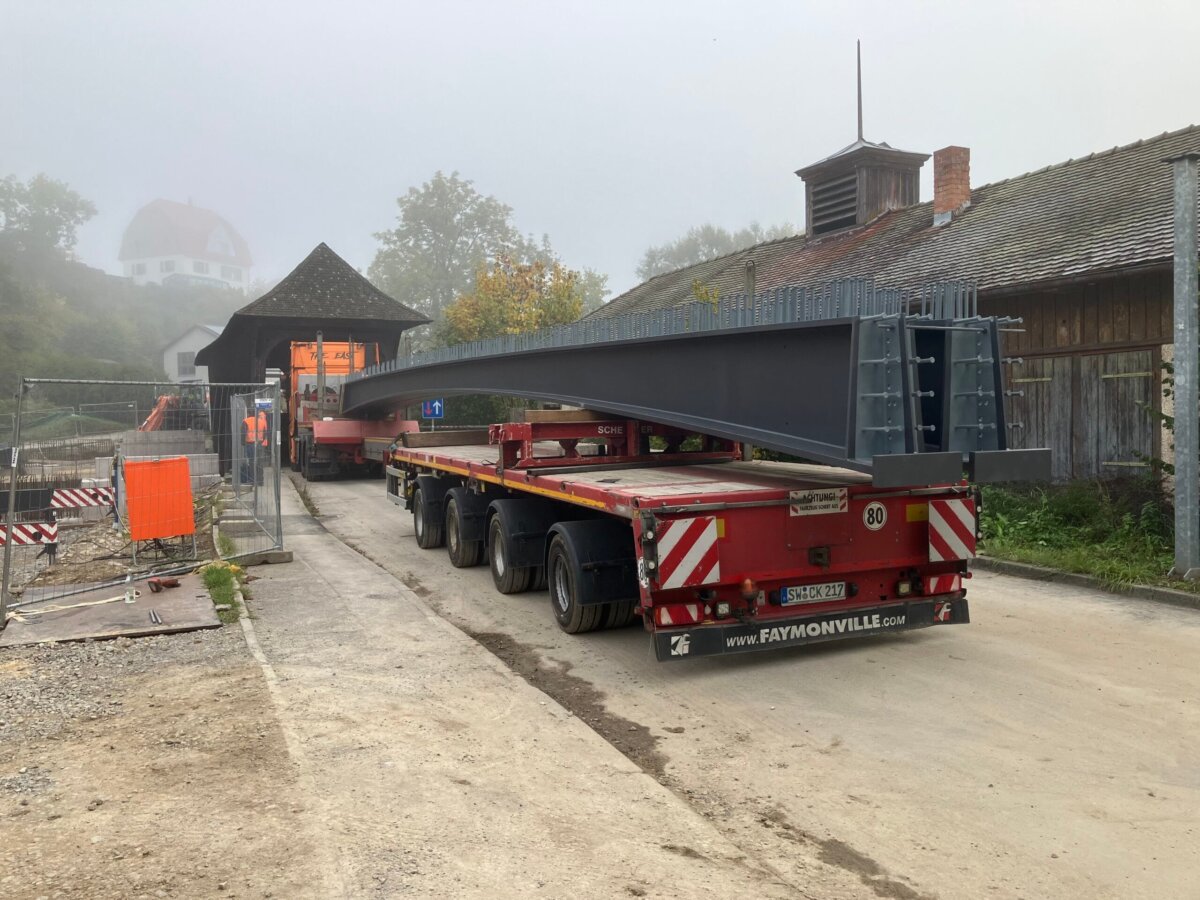 Ein Spezialkran hebt die 23 Meter langen und jeweils elf Tonnen schweren Stahlträgern in die Brückenfundamente ein. Der Neubau neben der Schindelbrücke soll das historische Bauwerk entlasten, das künftig Radfahrern und Fußgängern vorbehalten bleibt (Foto: Stadt Rottweil / Jauch).