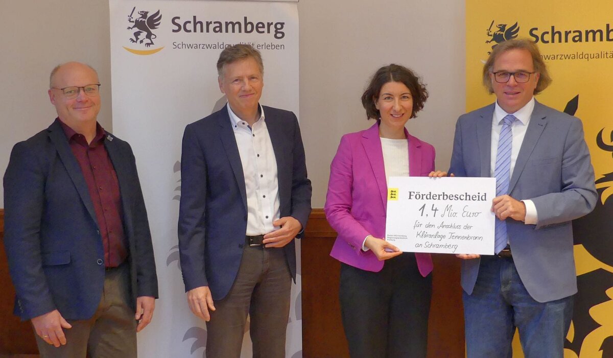 Konrad Ginter (Technischer Leiter Eigenbetrieb Abwasser), Peter Kälble (Geschäftsführer Stadtwerke Schramberg), Oberbürgermeisterin Dorothee Eisenlohr und Regierungspräsident Carsten Gabbert (von links). Foto:  him