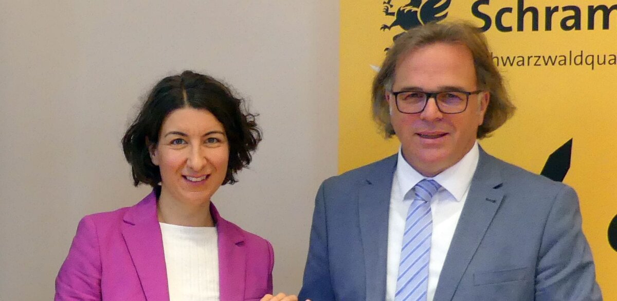 Oberbürgermeisterin Dorothee Eisenlohr und Regierungspräsident Carsten Gabbert im Schramberger Rathaus. Foto: him