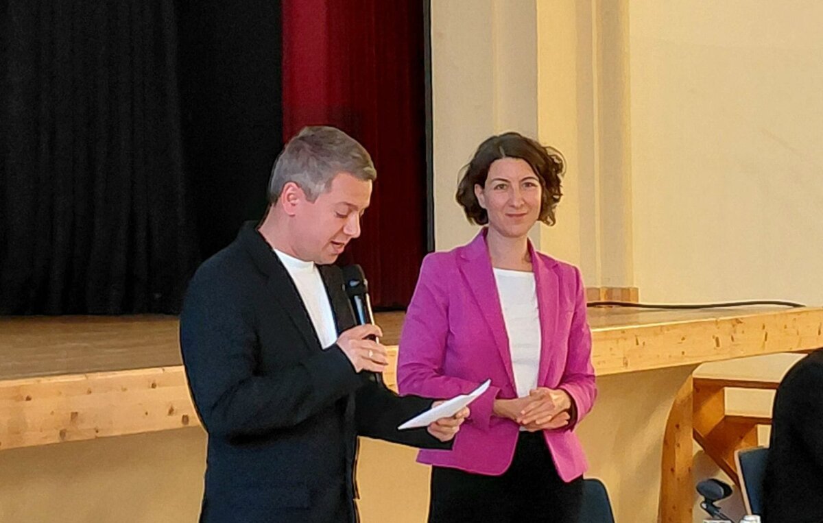 Stefan Grimm bei der Verpflichtung durch Oberbürgermeisterin Dorothee Eisenlohr. Foto: DK