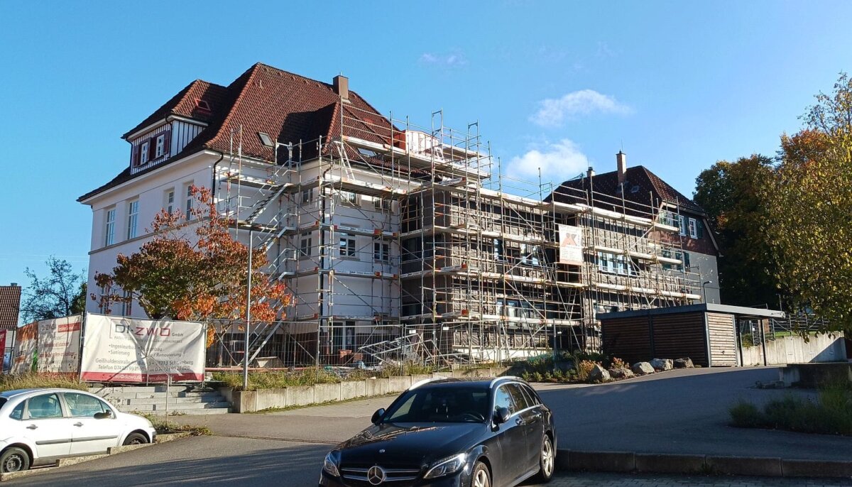 Die Arbeiten an der Kirchplatzschule dauern an. Foto: him