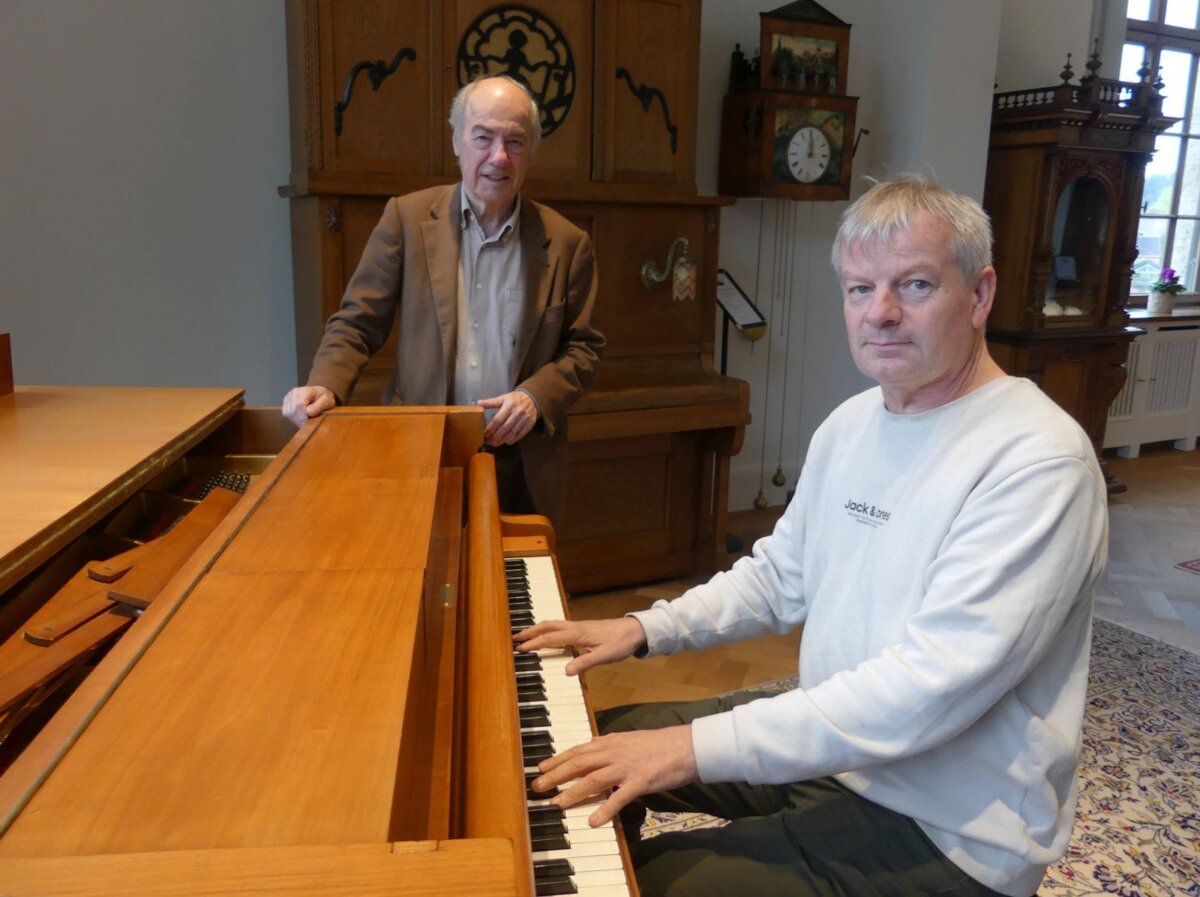 Hans-Jochem Steim und Matthias Müller an einem der Instrumente, die beim Clavier-Festival zu hören sein werden: Einem klassischen Flügel, der aber auch automatisch spielen kann. Foto: him