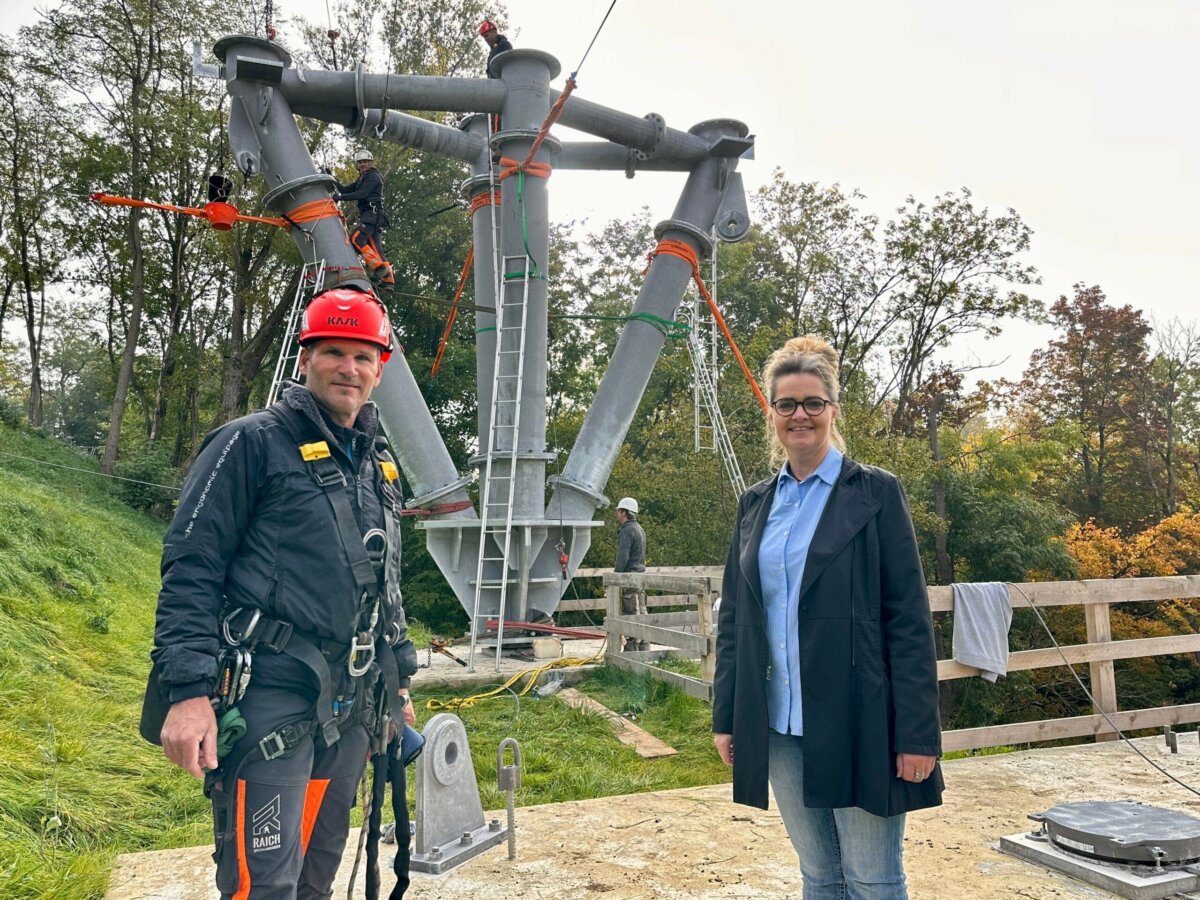 Die Arbeiten für den rund 60 Meter hohen Pylon der Neckarline haben begonnen. Unser Bild zeigt im Vordergrund die neue Standortleiterin Nicola Bax mit Monteur Meinrad Kaserer von der Firma Raich aus Rottweils Partnerstadt Imst in Tirol  (Foto: Hermann).