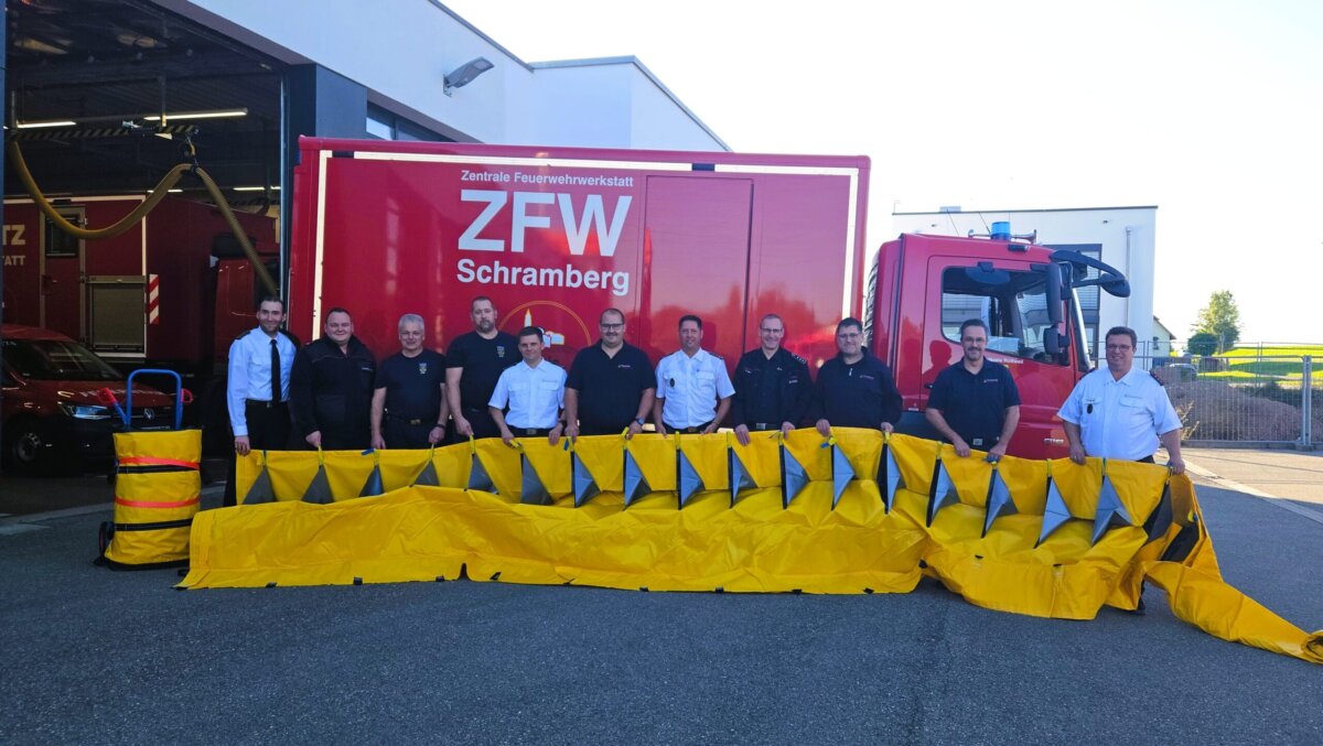 Übergabe der Watergates in der Zentralen Feuerwehrwerkstatt in Schramberg: (von links nach rechts): Kreisbrandmeister Philip Glunz mit den beiden Kommandanten Markus Fehrenbacher aus Schiltach und Robert Flaig aus Villingendorf, Robert Fix von der Zentralen Feuerwehrwerkstatt, die Kommandanten Patrick Wöhrle aus Schramberg, Manuel Suhr aus Oberndorf, Frank Müller aus Rottweil, Frank Pfau aus Dornhan, Alexander Heim aus Epfendorf und Volker Hils aus Dunningen, außerdem den Vorsitzenden des Kreisfeuerwehrverbandes, Jürgen Eberhardt. Foto: pm